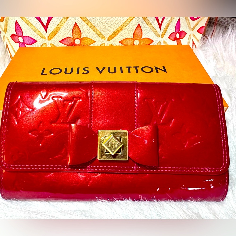 Authentic Louis‎ Vuitton Red Vernis 2 Fold Wallet - Picture 1 of 6